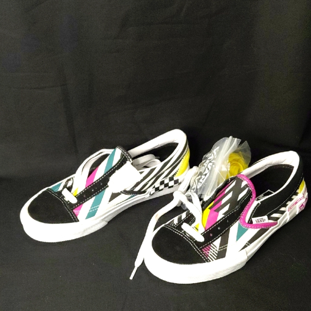Vans Off The Wall NWOT  Graphic Slip-On Shoes